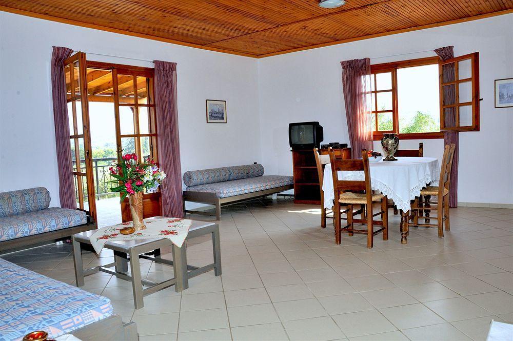 Lefkothea Villas With Large Pool, Bbq & Playground Adelianos Kampos Exterior photo