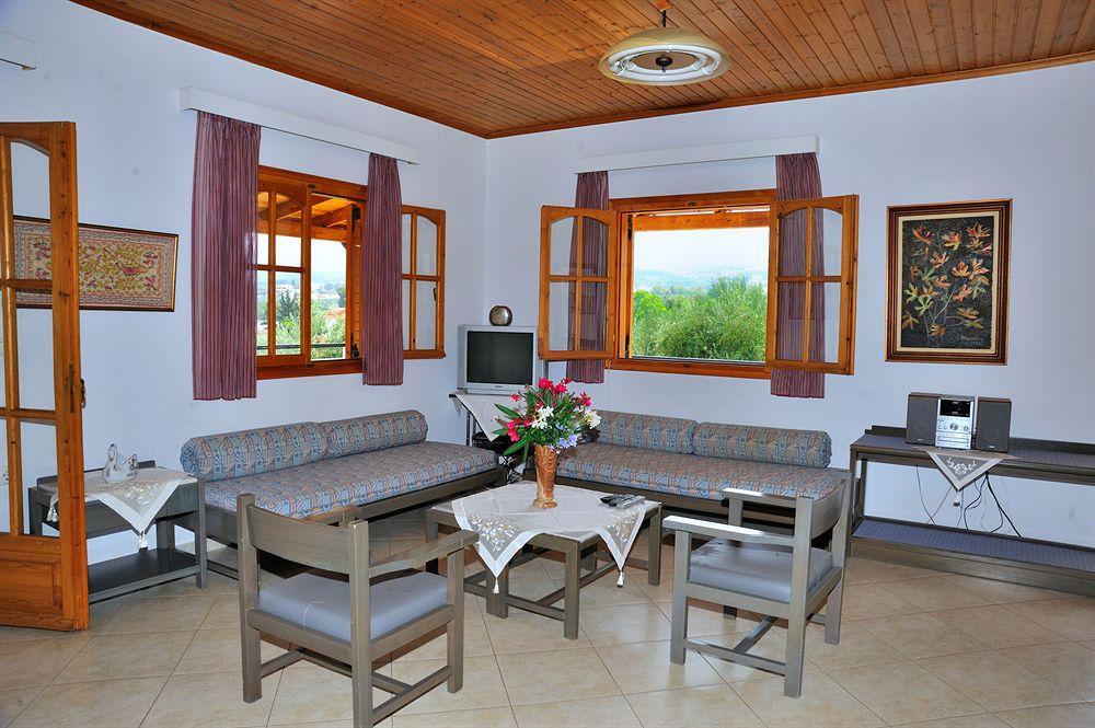 Lefkothea Villas With Large Pool, Bbq & Playground Adelianos Kampos Exterior photo