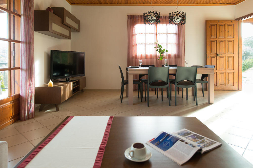 Lefkothea Villas With Large Pool, Bbq & Playground Adelianos Kampos Exterior photo